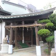 駅前商店街の中にある小さな神社です