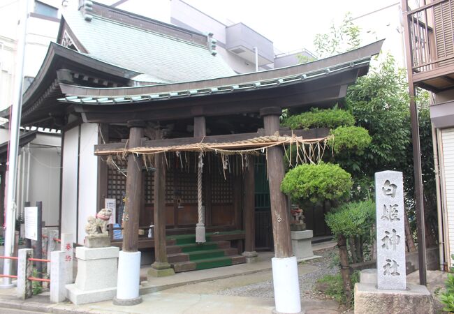 駅前商店街の中にある小さな神社です