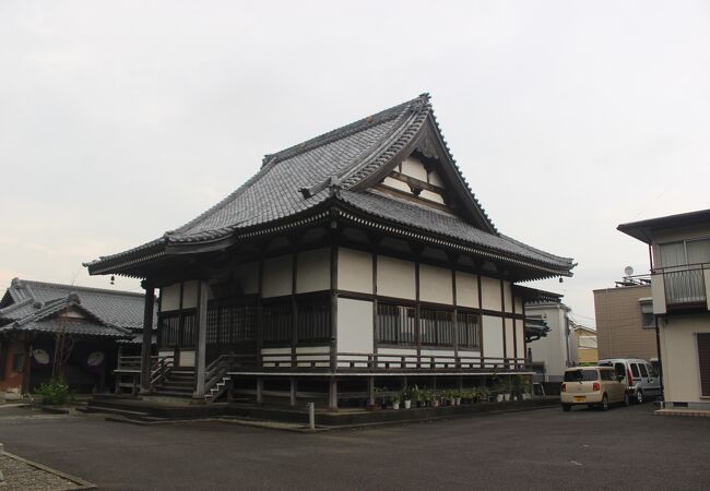 住宅街の中のお寺です。大きな屋根がとても目立ちます