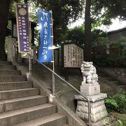 都会の隅にある懐かしさのある神社