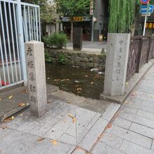 やまざき橋のたもとにあります