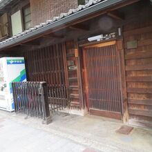 後ろの古い家と良く合ってます