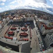 チェコ1番の高さの塔から広場の市場を見下ろす