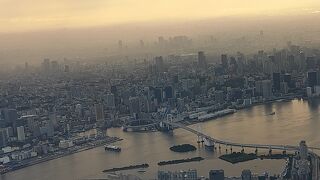 羽田を飛び立つ北行の飛行機の機内から