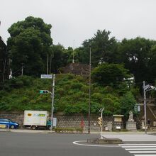 そびえ立つ品川神社