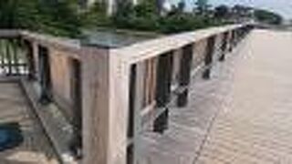 木の香りが感じられる橋