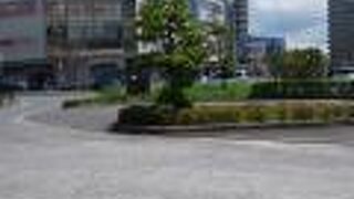 一階の食品街は賑わう