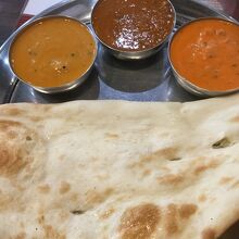 ランチのセット。ナン食べ放題ですが一枚が大きい