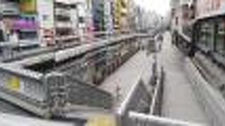 川の南北にあります