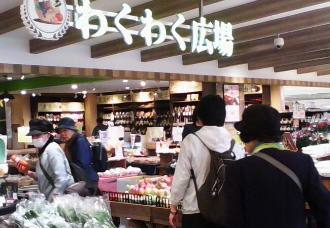 地元の農家でとれた野菜や名店のパンなど掘り出し物が一杯