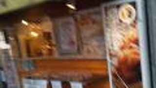 ヨドバシカメラの建物の一角にあります。