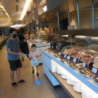 ハーフバイキングのブッフェ。