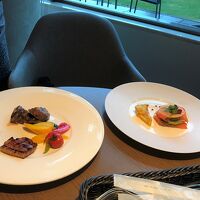 ディナーで選択メインの肉料理と魚料理。