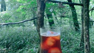 湯川のせせらぎを楽しめるカフェ