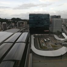 熊本駅をアミュプラザから眺める。