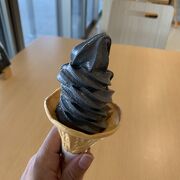 黒いソフトクリームあり