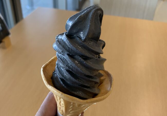 黒いソフトクリームあり