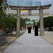 天神のど真ん中に鎮座する神社