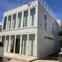 二階建ての広々としたIZMの外観です。