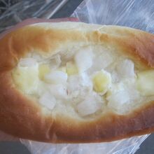 たまねぎパン。税込みで100円というのも嬉しいですね。