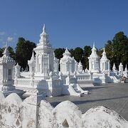 真っ白な仏塔
