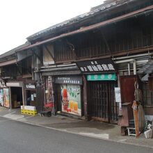 中心地に近づくと商店も多いです。