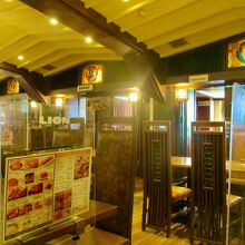 落ち着く雰囲気の店内