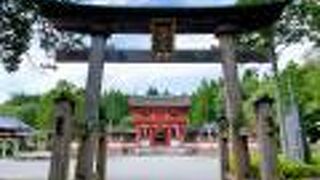 広い境内に、朱塗りの楼門が鮮やかに目立ちます!