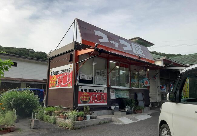 屋台のようなお店だけどおいしいですよ。