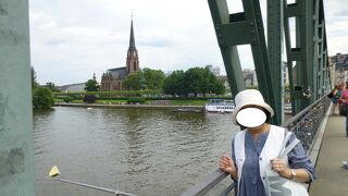 フランクフルト：アイゼルナー橋、そこでマイン川を眺め、左右の景観を見るのが好きなのだ。