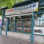 横川駅前にレトロな可愛いバス