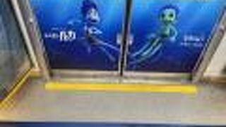 1編成車内丸ごと広告があります。