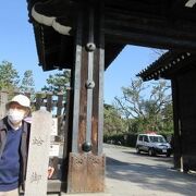 京都御苑の9門ある御門の一つで歴史に名高い門