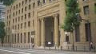 歴史ある重厚なビル