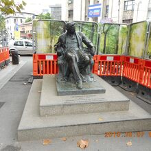 通り沿いにあるジョージ・エネスクさんの像