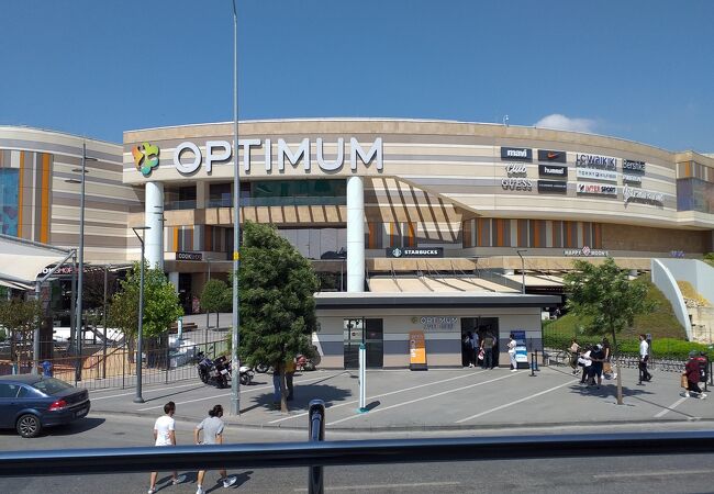 空港にほど近いショッピングセンター