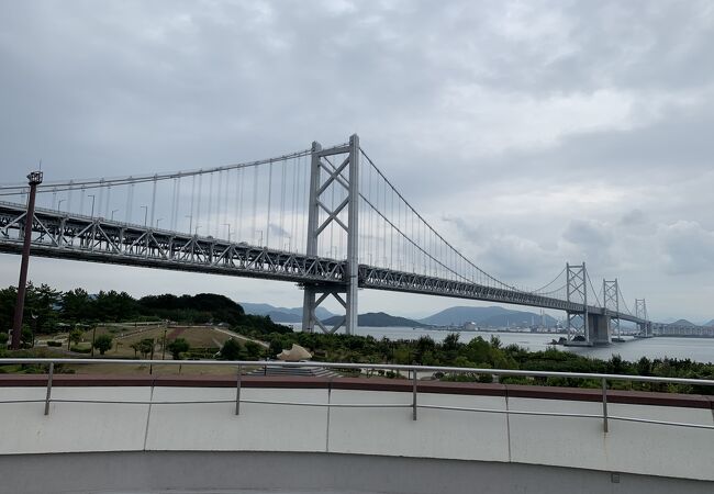 与島PAの建物、展望台あり