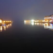 釧路川も夜霧で幻想的です