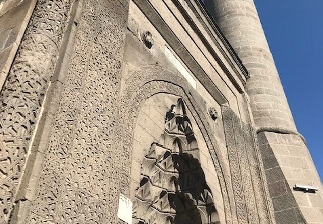 高い石塀で覆われている