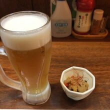 生中(中瓶相当のシュッとしたジョッキ)とお通し