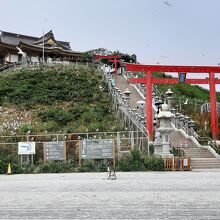 前回は修復途中だった蕪島神社。今回はリベンジお参りできました