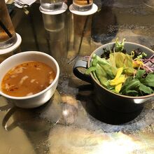 サラダとスープ（おかわり自由）