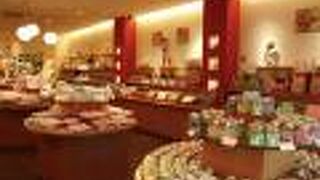 可愛いお菓子と日本酒のお店です