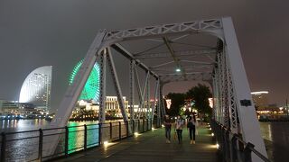 夜景を楽しみながら新港地区へ