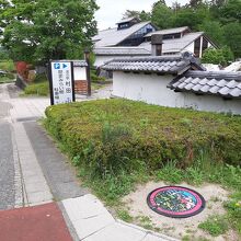 敷地入口外側には、村田町仕様のポケモン・マンホール蓋が。