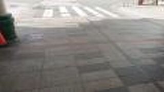 飲食店に加え銀行や書店も立地