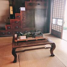 畳に寝そべっちゃう