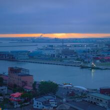 低い雲の間から夕陽が見えました