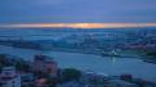 夕陽のベストビュースポット。ただしガラスは汚いw