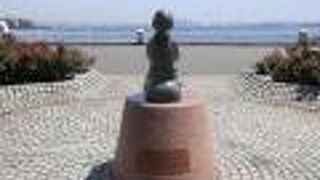 いつも座り横浜港を眺めています